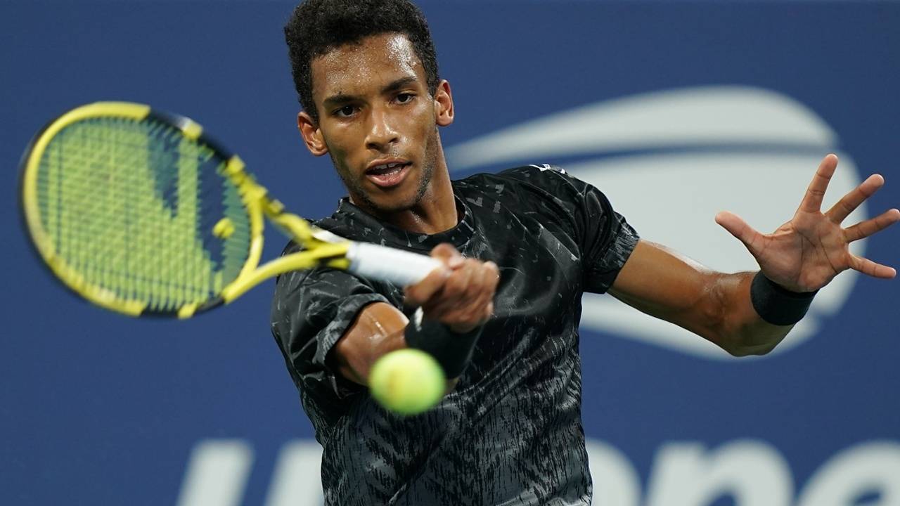 Оже-Альяссим на отказе соперника вышел в полуфинал US Open