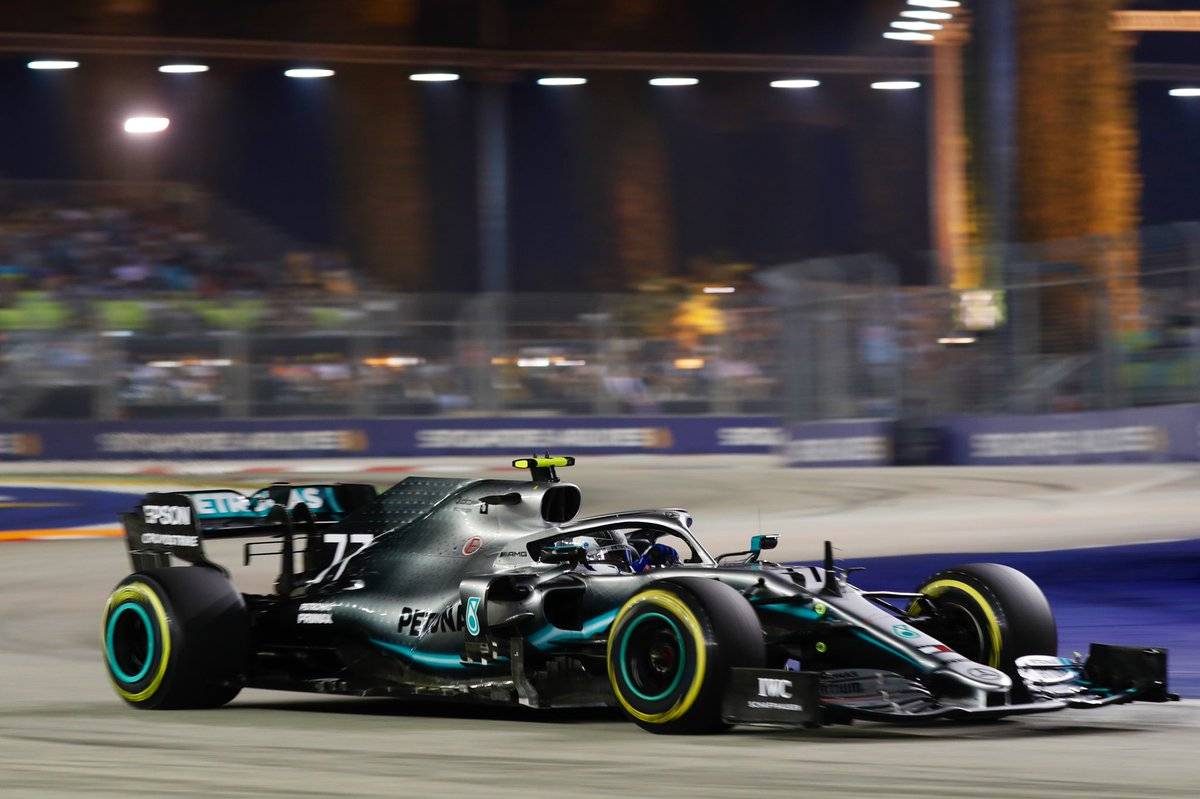 Боттас объяснил, почему не обогнал Хэмилтона во время Гран-при Сингапура