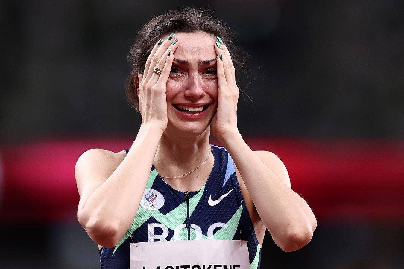 Олімпійська чемпіонка з рф ходить у формі з дірками через санкції