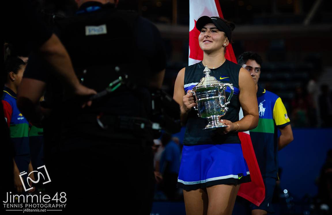 Чемпионку US Open заманивают выступать в реслинге и уже подарили ей пояс WWE