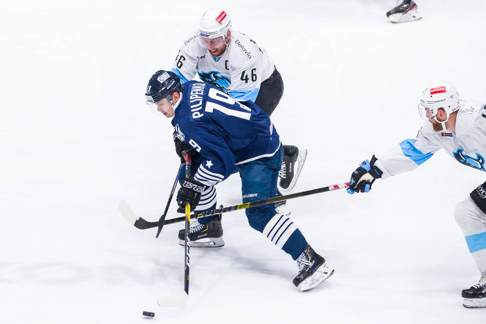 Минское «Динамо» потерпело 9-е поражение подряд, «Сибирь» в гостях «всухую» обыграла лидера сезона