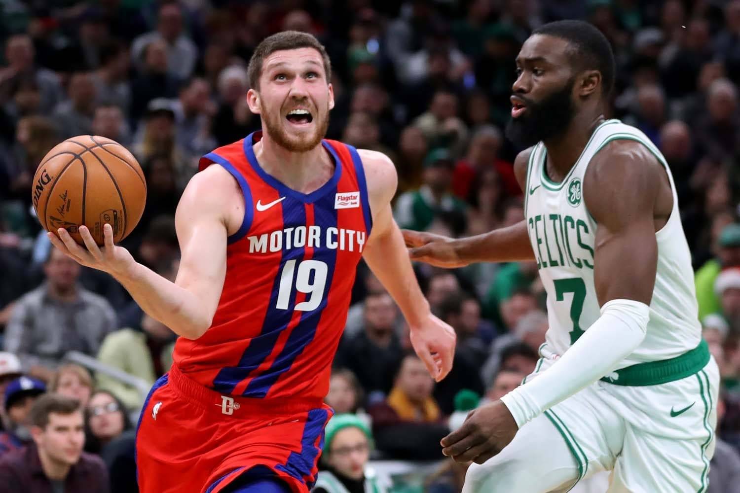 Сумасшедшее попадание Михайлюка со своей половины площадки - в топ-10 моментов дня НБА