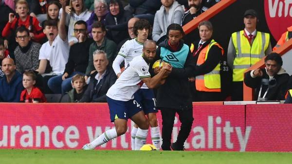 АПЛ заборонила болбоям подавати м'яч футболістам