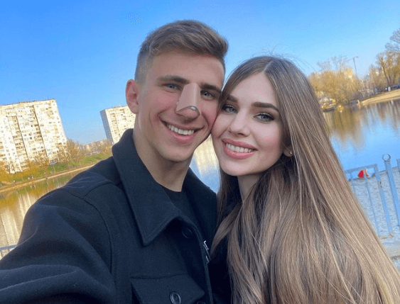Лидер защиты «Динамо» показал свою очаровательную спутницу. Они вместе отдыхают на Мальдивах