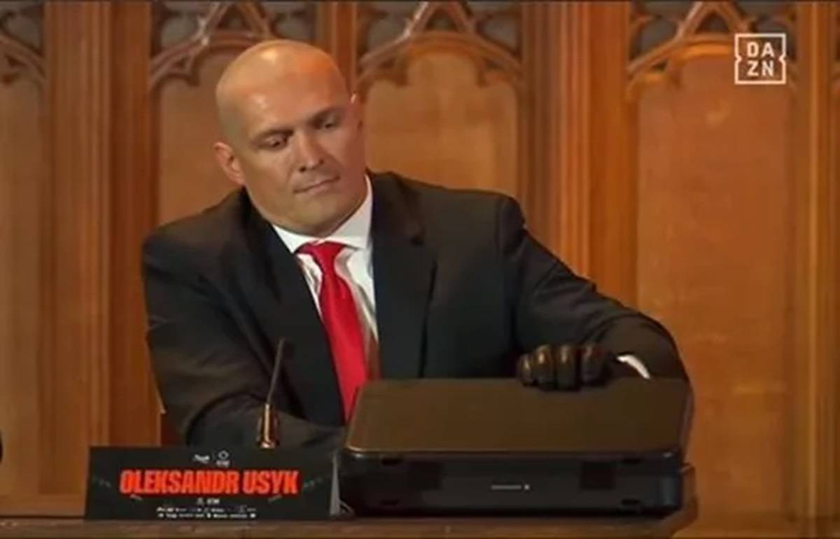 Тренер Дюбуа назвав дурним образ Усика у вигляді Хітмена