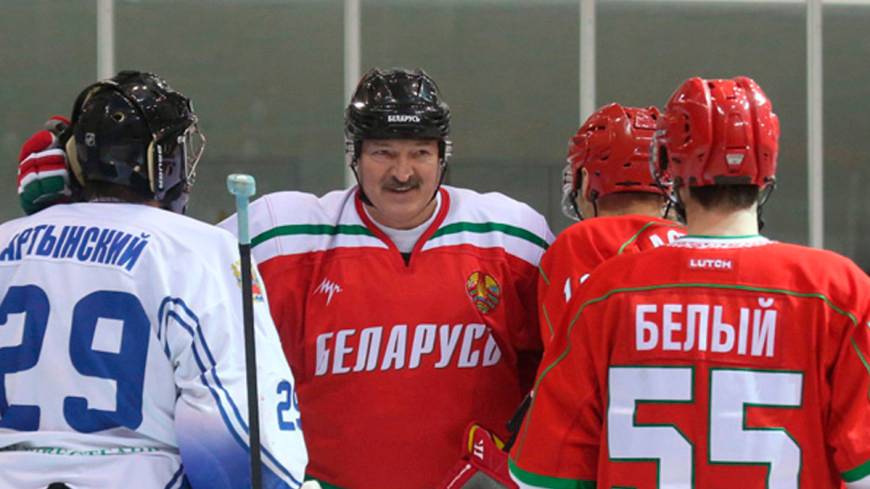 У игрока в команде Лукашенко обнаружен коронавирус. Президент отказался самоизолироваться