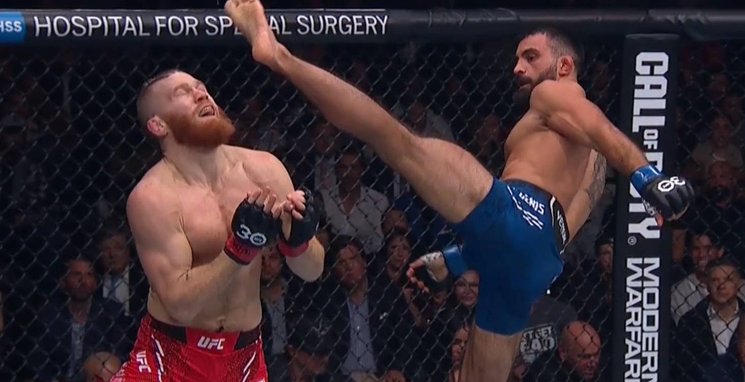 Нокаут року: в UFC боєць переплутав голову суперника з футбольним м'ячем