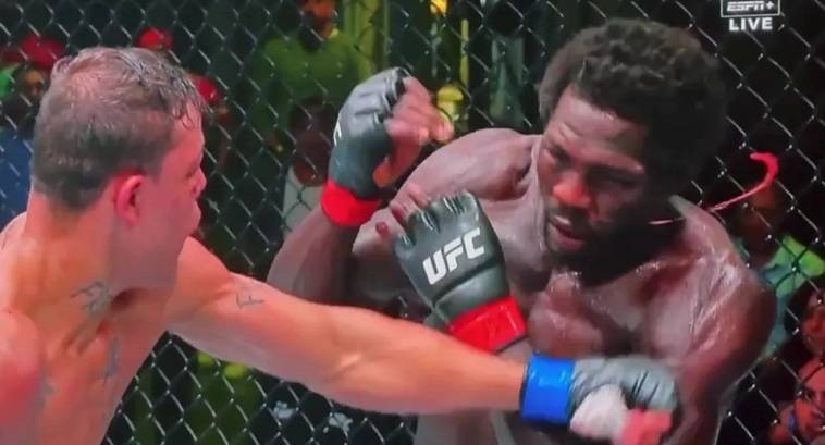 Огидний момент. Бійцю MMA «вибили» соплі з носа