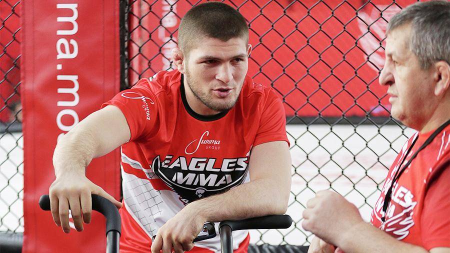 Нурмагомедов потребовал от фаната отдать ему кроссовки