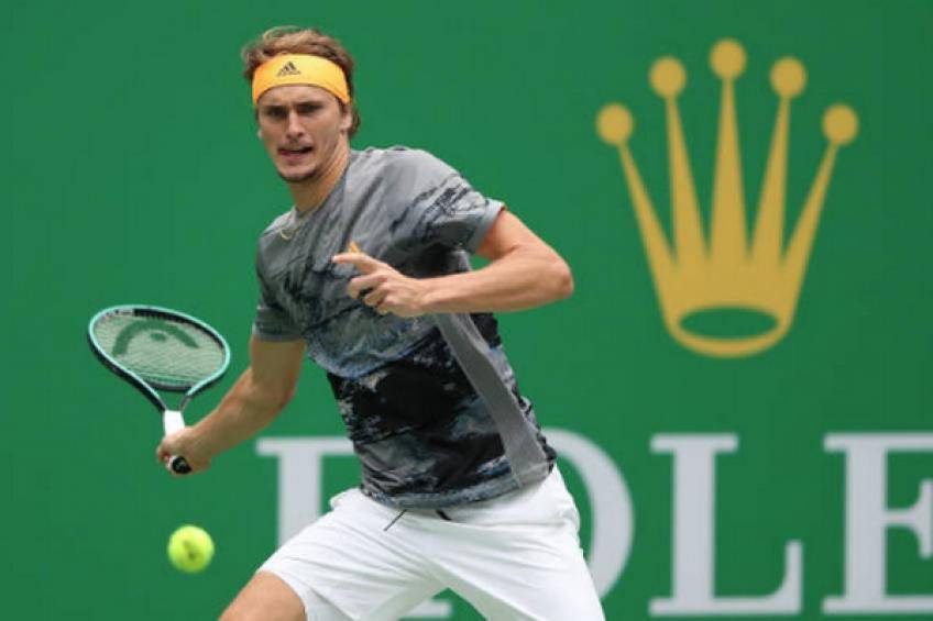 Зверев в Шанхае запустил мяч в лицо оператора