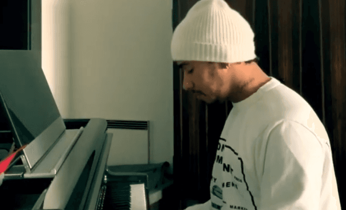 Хэмилтон удивил фанов своими талантами на фортепиано