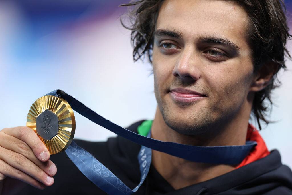 Олімпійського чемпіона з Італії помітили сплячим під лавкою у парку