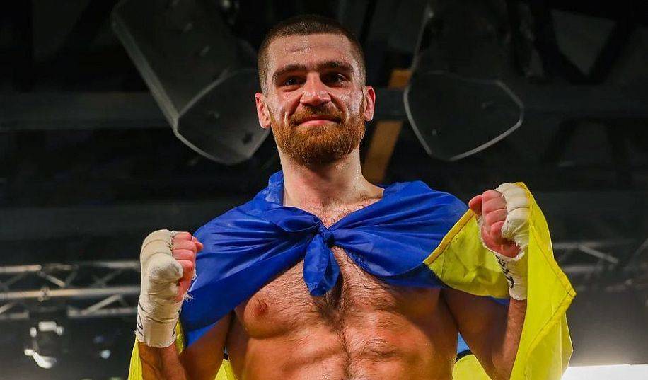 Чухаджян веде підготовку до бою з Еннісом в залі, де через обстріл росією немає світла та води