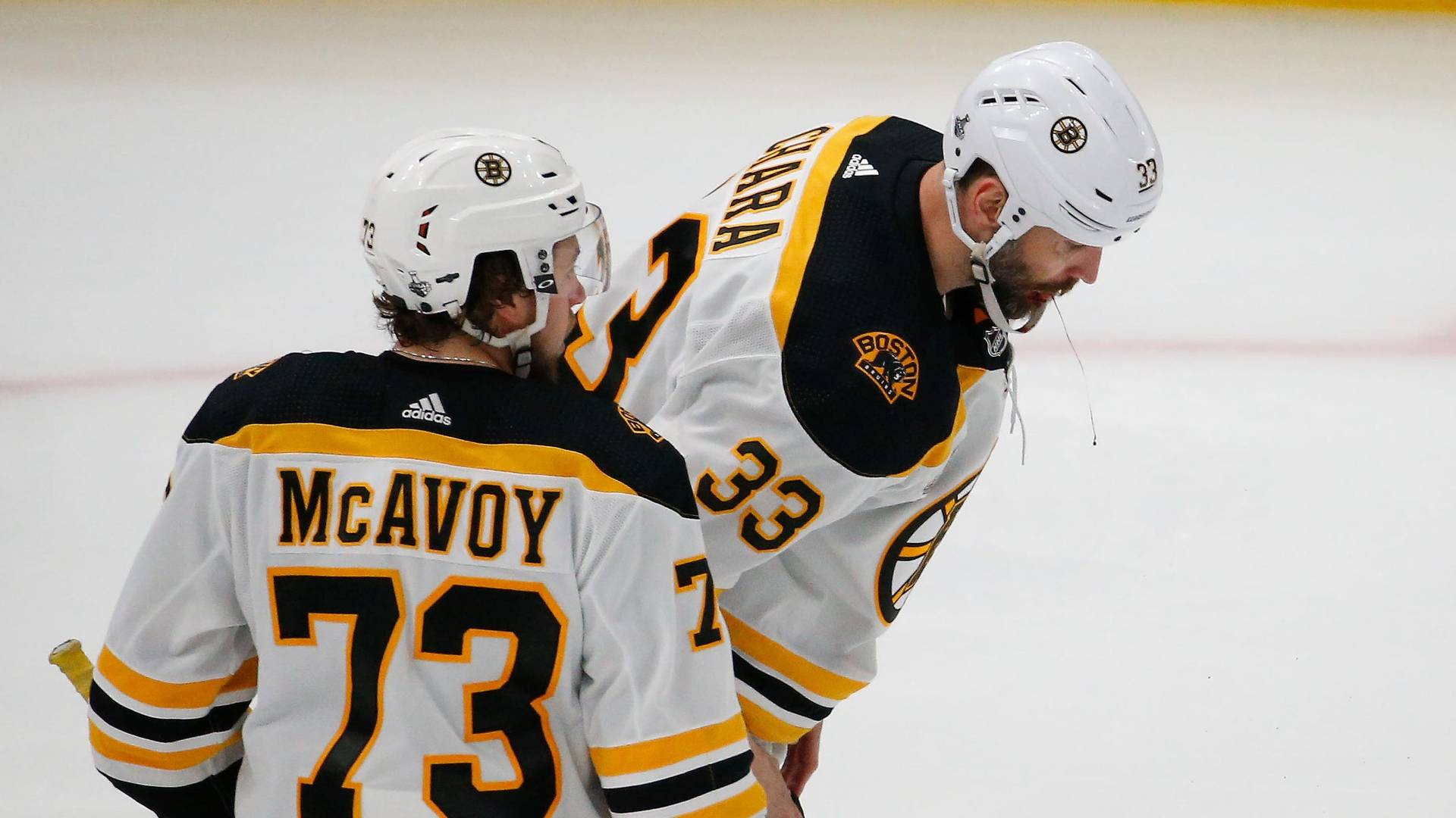 Ветеран «Бостона» получил шайбой в лицо и залил лед кровью. Видео