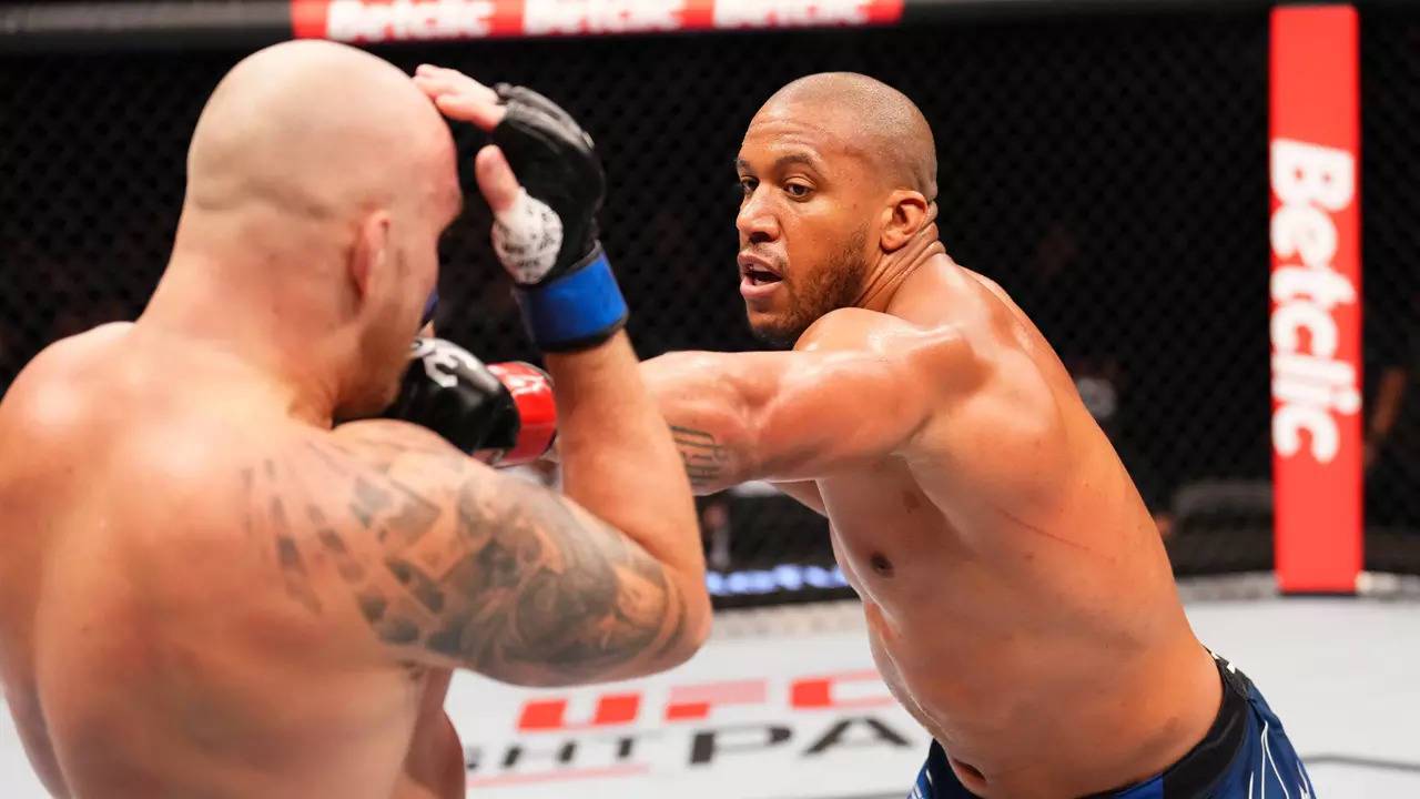 Квартиру зірки UFC Гане пограбували під час його поєдинку з шанувальником росії