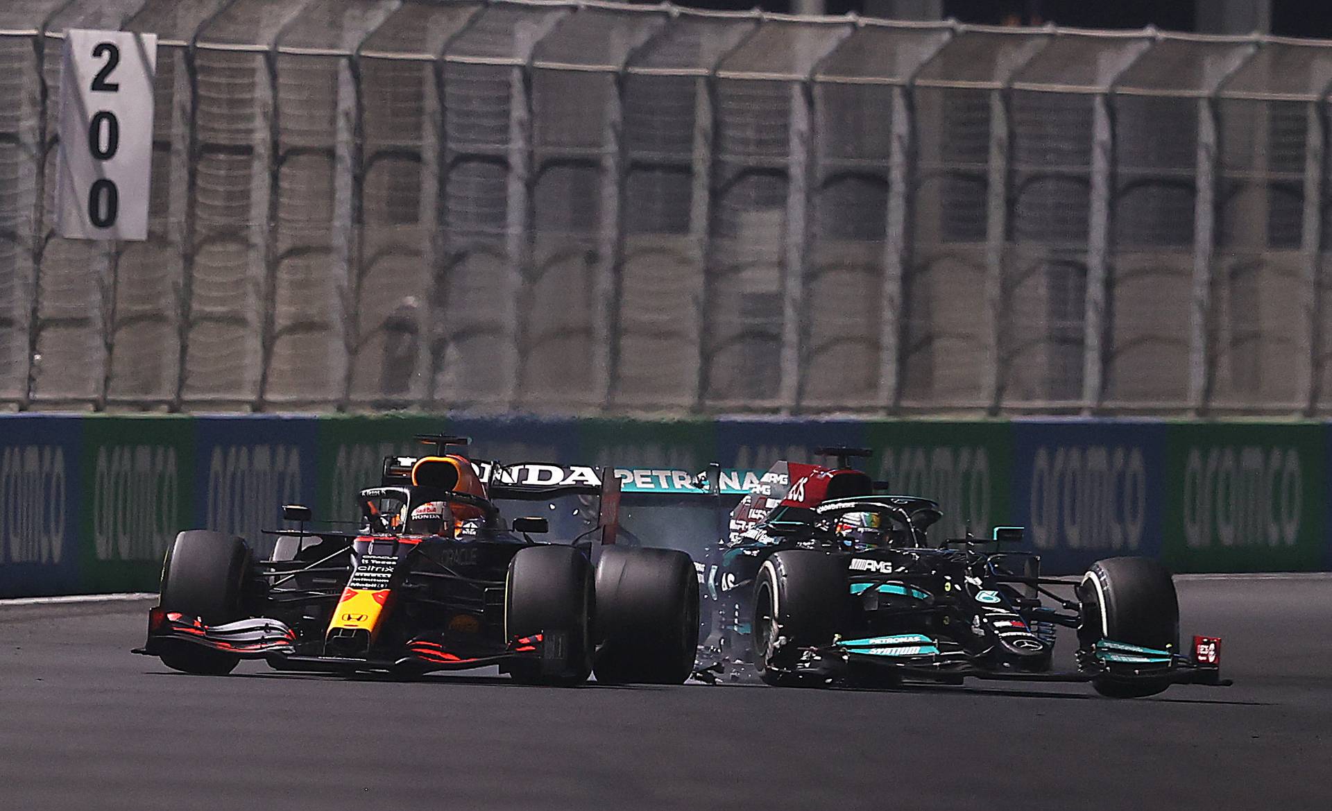Босс Mercedes: «Нынешний чемпионат не заслуживает, чтобы обладатель титула определился в столкновении»