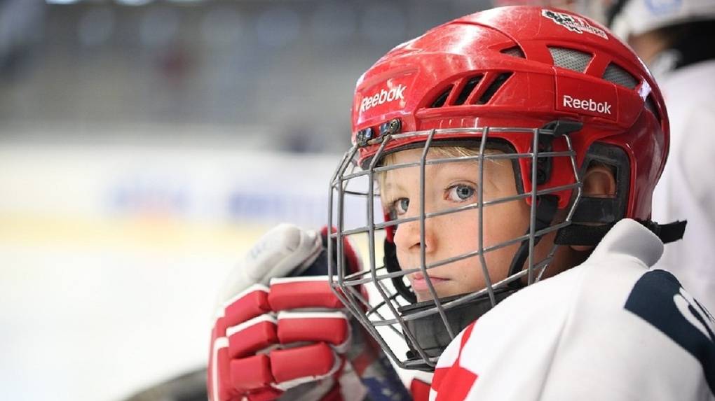 Это уже перебор! Тренер хоккейной команды бил детей клюшкой по голове