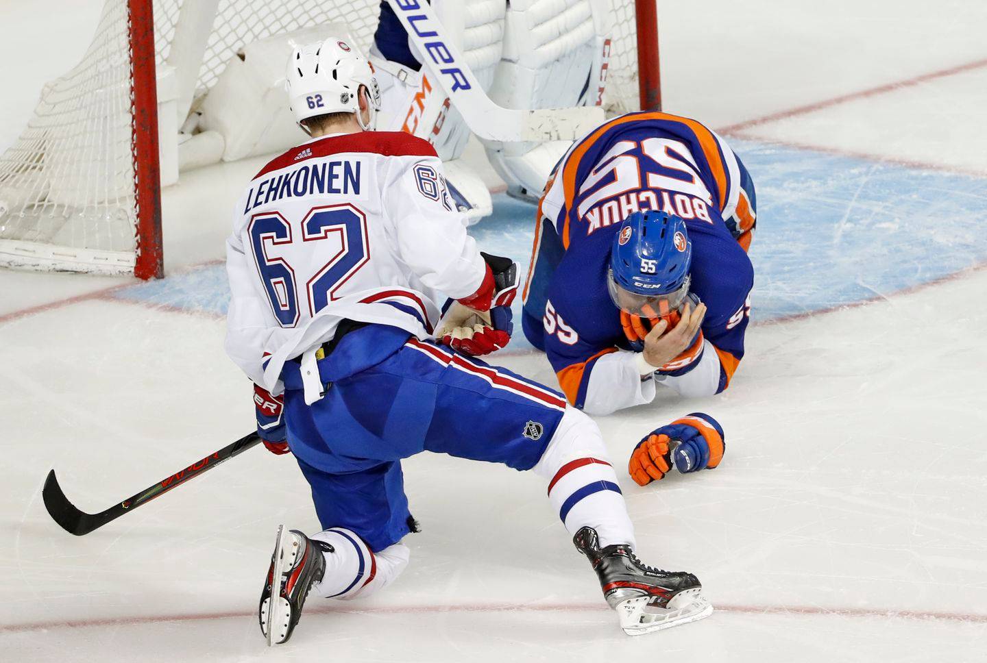 Игроку «Айлендерс» наложили 90 швов на веко после удара коньком в лицо