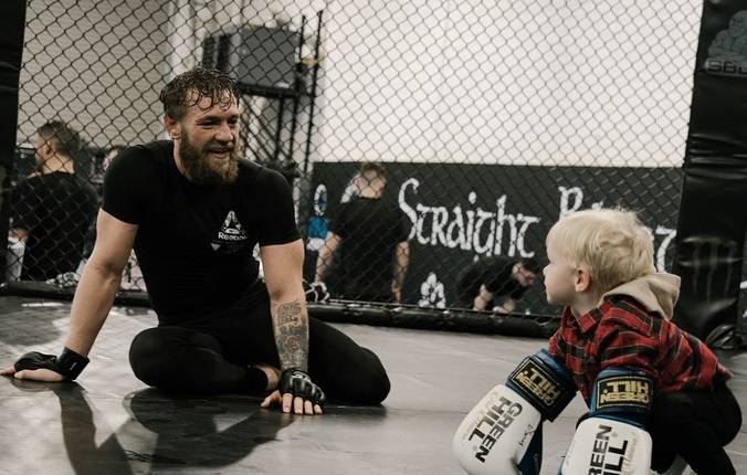 Такой милый Конор. Макгрегор тренируется со своими детишками