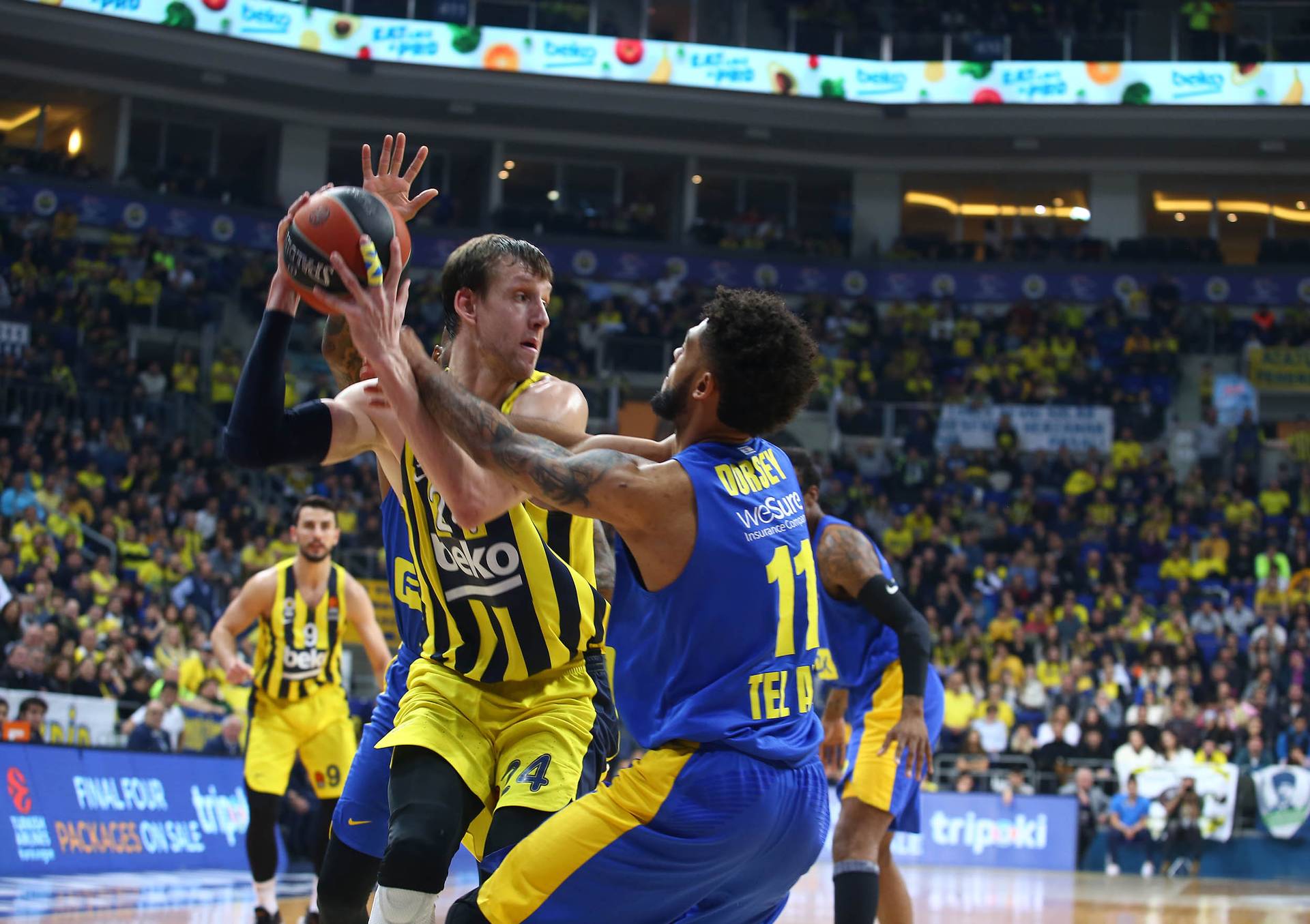 «Маккаби» в гостях минимально переиграл «Фенербахче», а «Барселона» дома в упорной борьбе одолела «Милан»