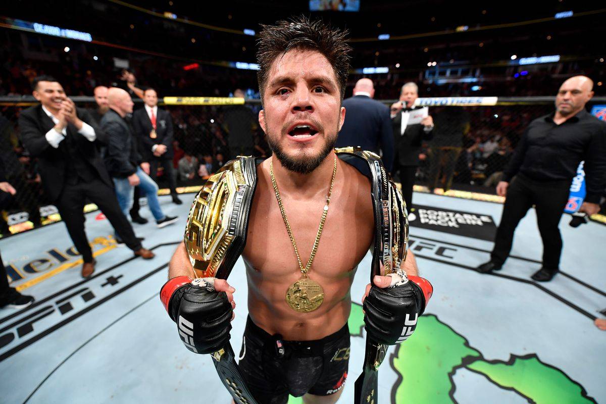 В погоне за третьим титулом. Экс-чемпион UFC в двух дивизионах вернется в октагон в 2022 году