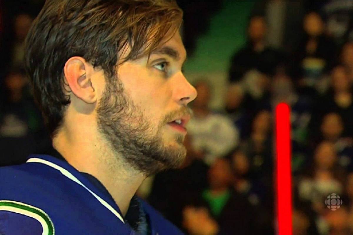 Экс-вратарь «Ванкувера» и «Каролины» завершил карьеру