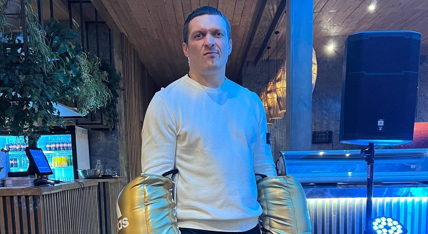 Усик наконец получил свой чемпионский пояс WBA