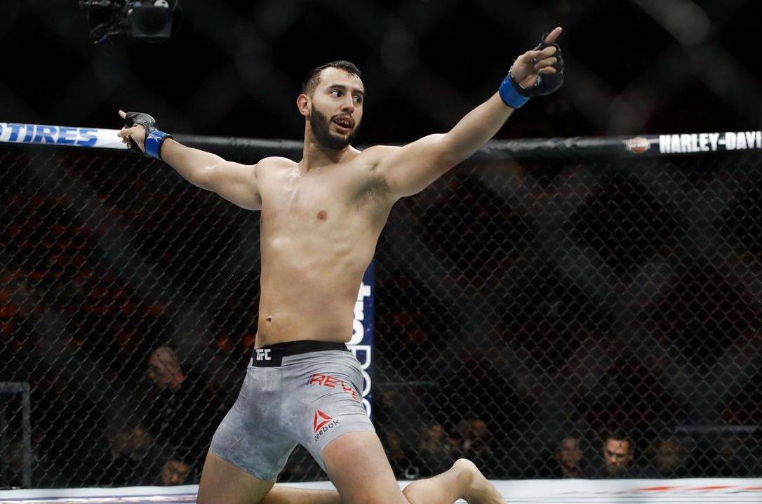 В соперниках Джонс? Рейес подписал контракт на бой