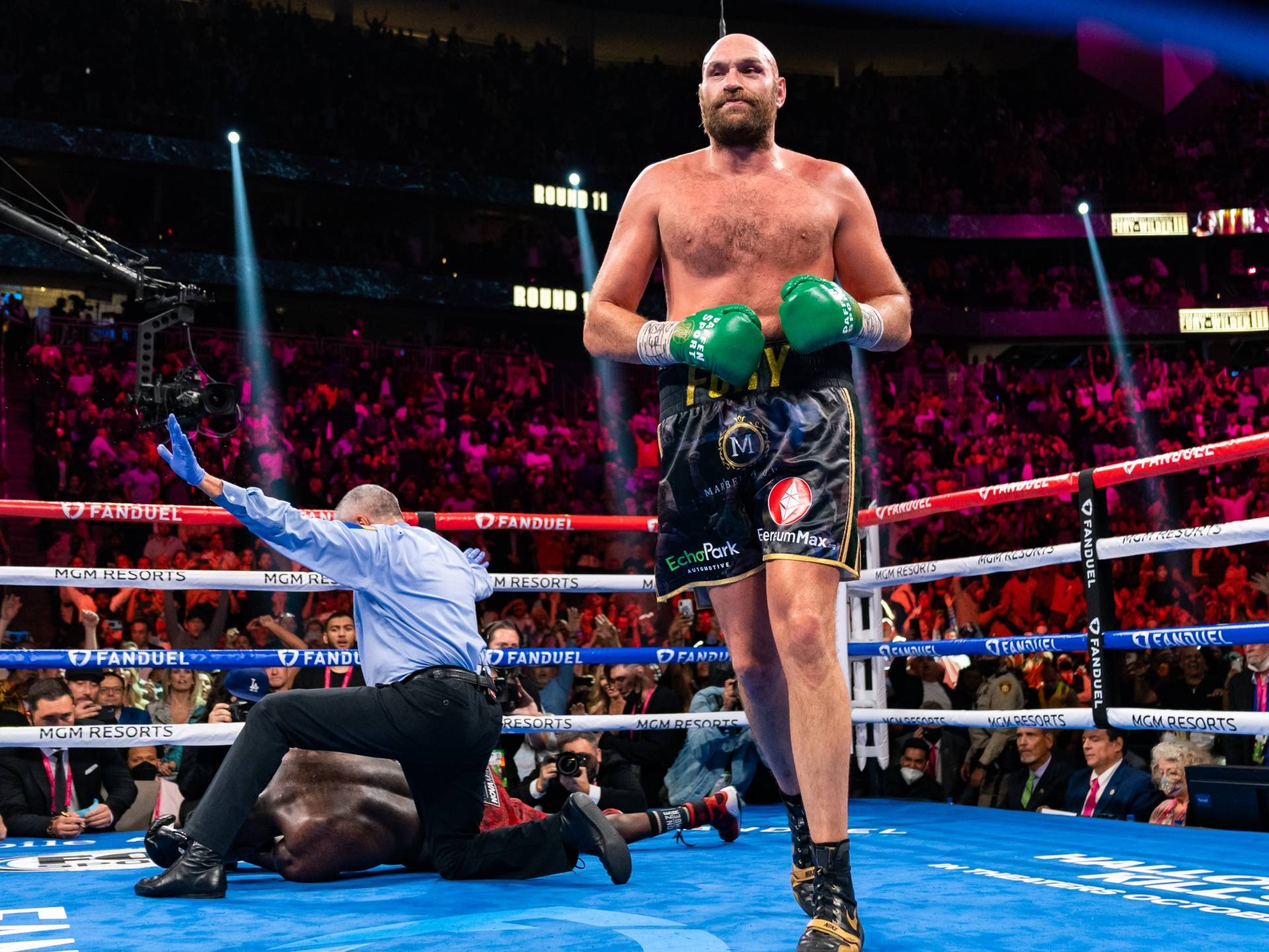 Колишній чемпіон світу назвав головного суперника Усика найкращим боксером світу