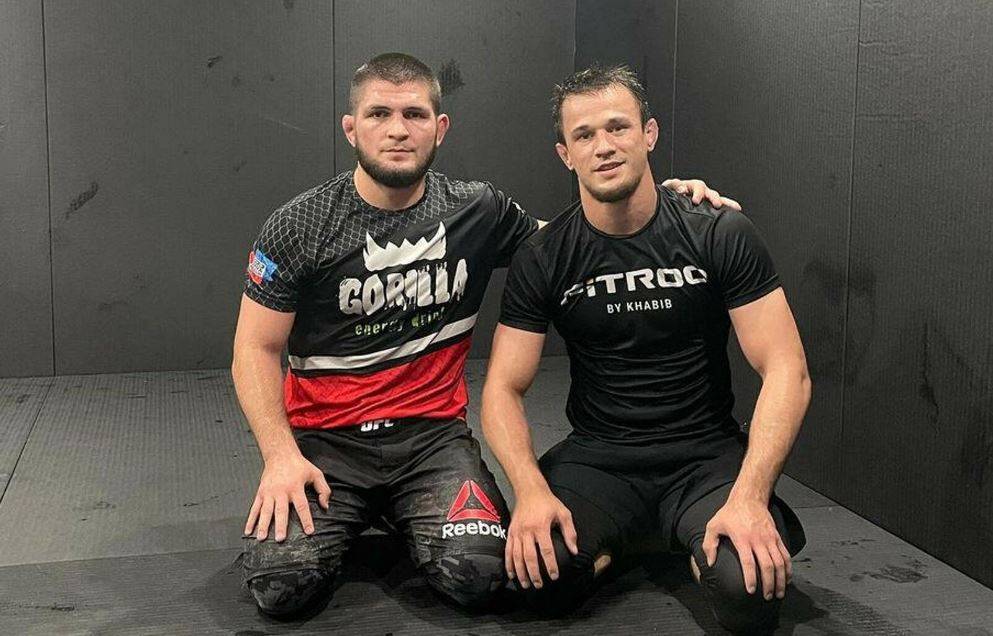 У Bellator розповіли, чи позбавлять Нурмагомедова чемпіонського титулу