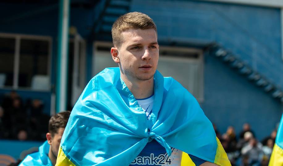 Защитник «Динамо» отрабатывает дальние удары вместе с атакующим игроком