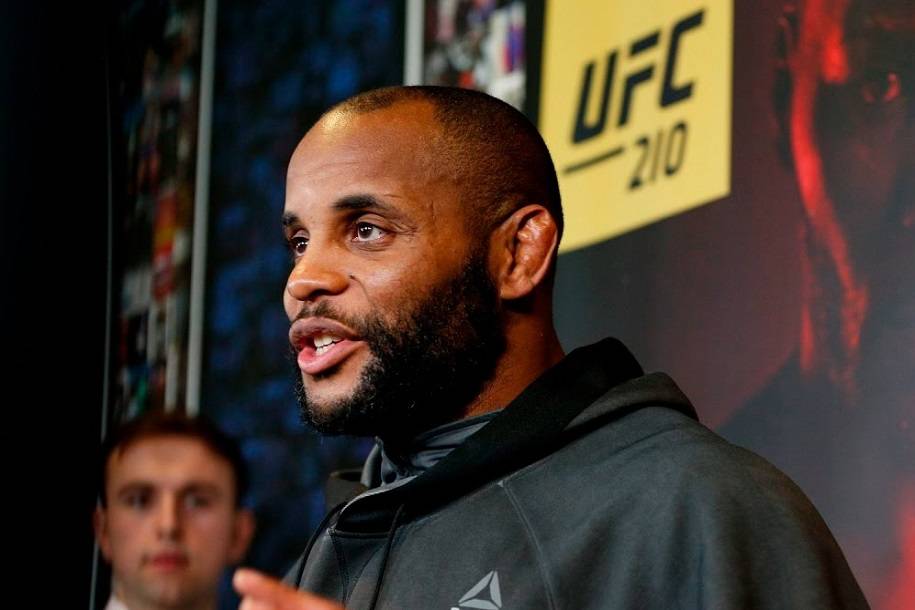 Кормье: «Джонс слишком большой для Адесаньи»