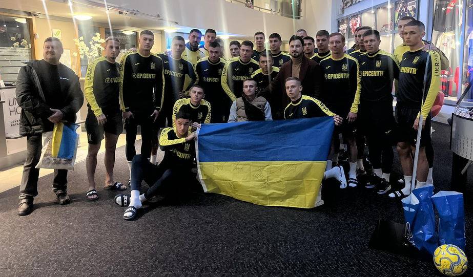 Гравці збірної України підписали прапор для пораненого героя