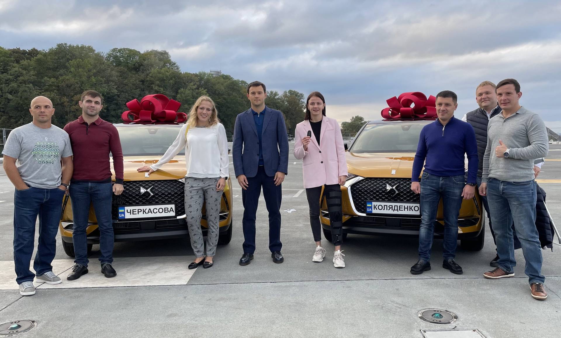  Бронзові машини за бронзові медалі. Черкасова і Коляденко отримали подарунки від Асоціації вільної боротьби України