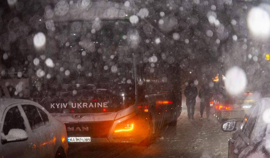 Оболонь потрапила у сніговий шторм. 60 км затор у районі Сміли  