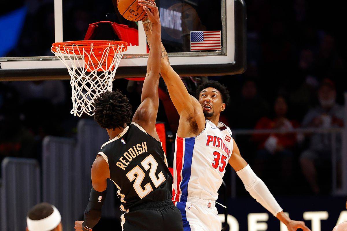 Нереальный блок-шот от партнера Михайлюка по «Детройту» – в 10 лучших моментов НБА