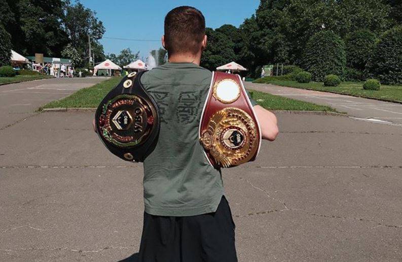 Пафосный Беринчик прогулялся по Киеву с двумя поясами WBO