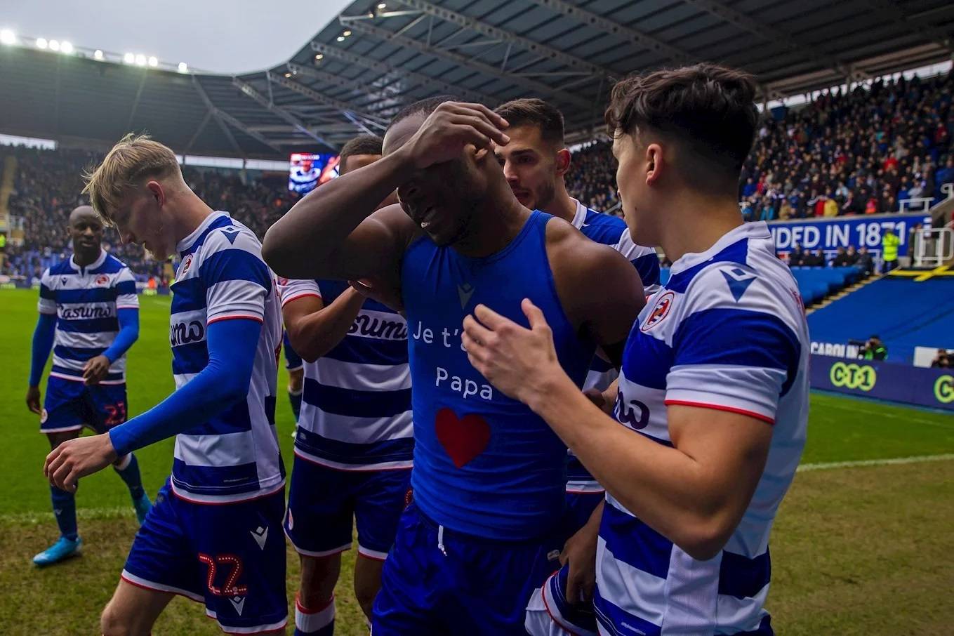 «Я люблю тебя, папа». Игрок «Рединга» забил и расплакался через неделю после смерти отца