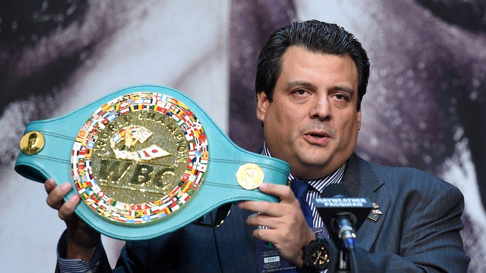 Президент WBC подарил Руису мешок шоколада, хотя он даже не чемпион его организации