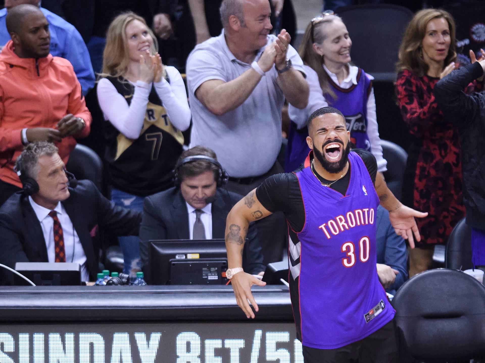 Известный болельщик «Торонто» удивил идеальным исполнением бросков