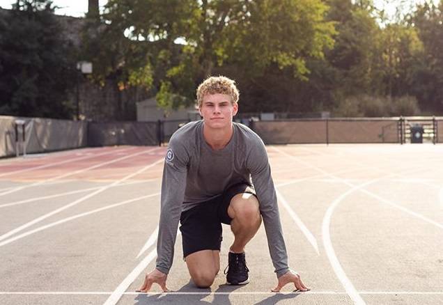 Эко-активисты будут недовольны. Американский легкоатлет перепрыгнул 80 пластиковых стаканчиков