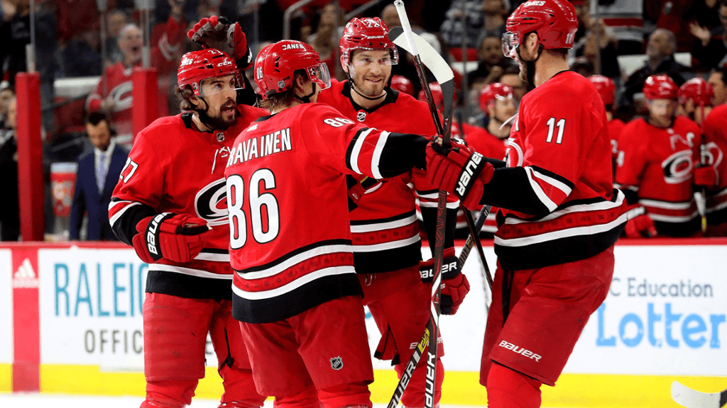 Игроки клуба НХЛ сыграли в баскетбол на льду после выигранного матча