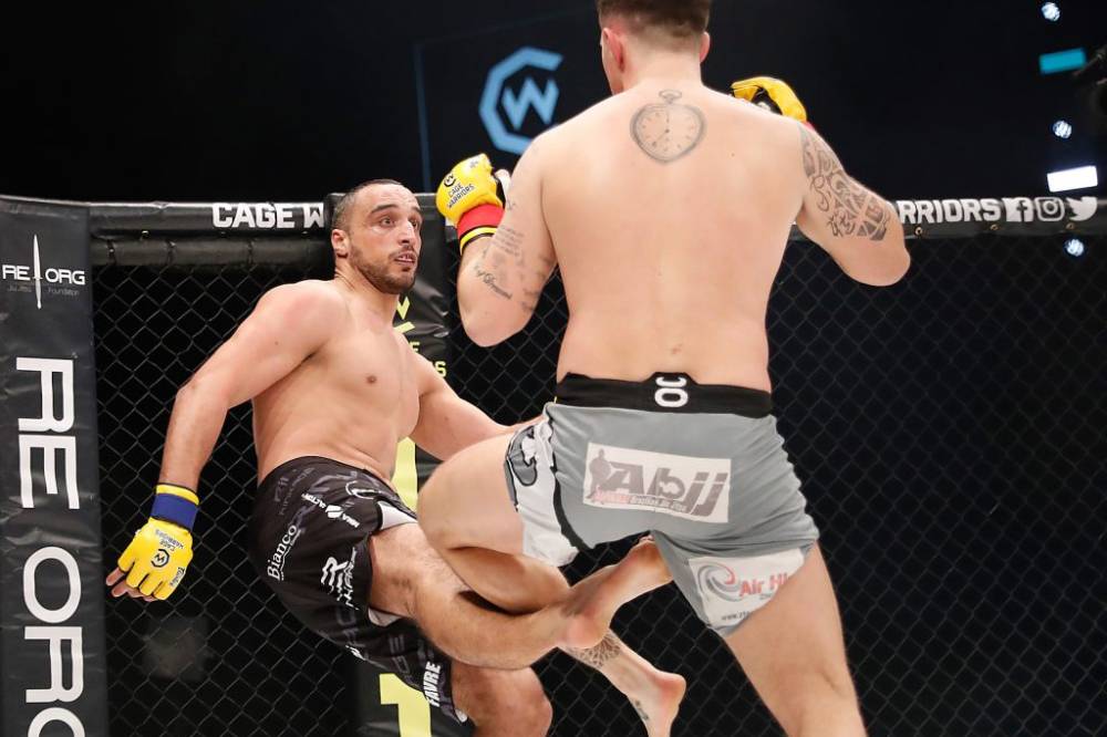 Боец Cage Warrior ужасно сломал ногу, когда пробивал лоукик. Видео