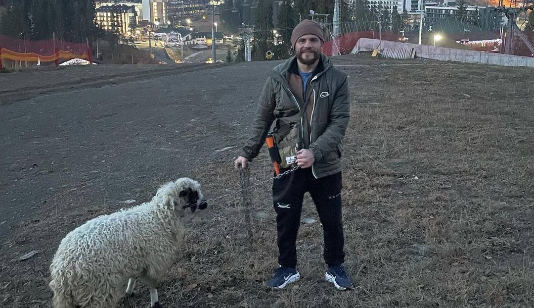Новый спарринг-партнер? Беринчик в Карпатах нашел себе друга