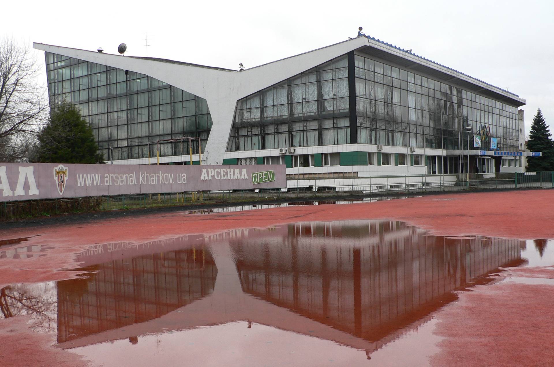 Російські терористи розбомбили єдиний в Харкові олімпійський басейн