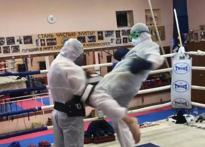 Видео смешное – ситуация страшная. Как кикбоксеры тренируются во время карантина