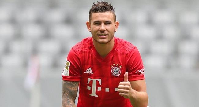 Защитник «Баварии» чуть не разбил трофей Лиги чемпионов во время дикого танца