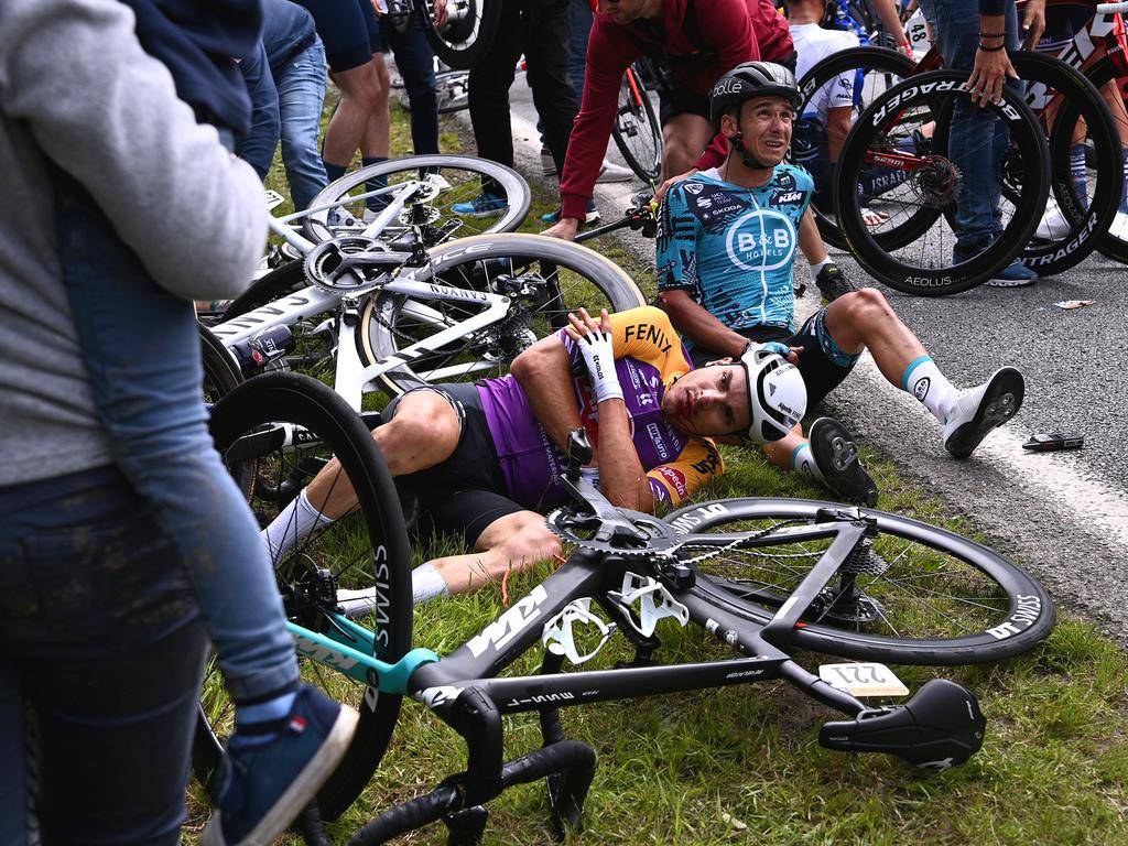 Женщине, спровоцировавшей завал на Tour de France, ничего не будет. Ее поступок нанес серьезные травмы нескольким гонщикам