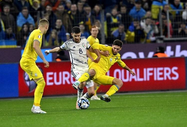 «Для чого тоді VAR ?!». Експерт шокований суддівським свавіллям в матчі Україна - Італія
