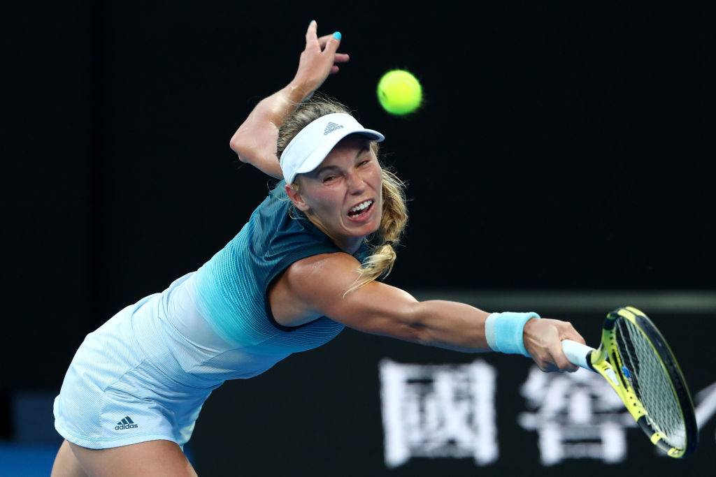 Возняцки начала защиту титула с победы над Ван Эйтванк на Australian Open